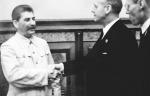 Stalin z Ribbentropem na Kremlu 23 sieprnia 1939 r. Dwa lata później, kiedy Niemcy napadną na ZSRR, Stalin nazwie szefa niemieckiej dyplomacji ,,zbrodniarzem i ludożercą” 