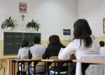 W niektórych miastach w związku z przepełnieniem szkół biskupi zgodzili się na zmniejszenie  liczby godzin lekcji religii  