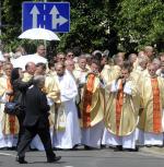 Wielu duchownych  nie kryje sympatii  dla partii Jarosława Kaczyńskiego, ponieważ  jej rządy  widzą jako bezpieczniejsze dla przyszłości Kościoła  w Polsce 