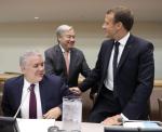 Prezydent Emmanuel Macron wita się z sekretarzem generalnym ONZ Antonio Guterresem 