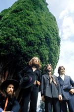 The Beatles podczas oryginalnej sesji fotograficznej.  W studiu relacje między nimi bywały różnie 