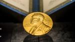Na wszystkich awersach Medali Nagrody Nobla umieszczony jest portret fundatora.  Poza tym różnią się projektem  i wielkością.Tylko przyznawane  w dziedzinie fizyki i chemii  są takie same.   