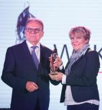 Prezydent Łodzi Hanna Zdanowska odbiera nagrodę  z rąk Andrzeja Malinowskiego, prezydenta Pracodawców RP