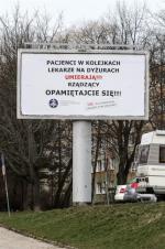 Uzdrowienie służby zdrowia  to najpilniejsze zadanie na najbliższe lata.  Na zdjęciu  billboard   Ogólnopolskie- go Związku Zawodowego Lekarzy (OZZL)  z apelem do polityków  z marca 2019 r.  