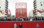 Obchody „40-lecia NRD” w Berlinie Wschodnim w 1989 r. 3 października następnego roku Niemiecka Republika Demokratyczna przestała istnieć  