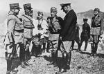 W 1938 r. Benito Mussolini zmusił króla Włoch Wiktora Emanuela III do podpisania faszystowskich ustaw rasowych obowiązujących aż do 1944 r. Dwa lata wcześniej 9 maja 1936 r. dyktator ogłosił władcę cesarzem etiopskim. Na zdjęciu w środku Wiktor Emanuel III (z lewej) i Duce (z prawej) podczas drugiej wojny abisyńskiej   