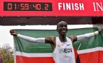 Eliudowi Kipchoge pomagało na trasie 41 biegaczy zmieniających się co kilka kilometrów 