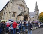 Głosowanie w komisji wyborczej przy parafii pod wezwaniem NMP Matki Kościoła na Ealingu w Londynie 