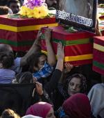 Pogrzeb Kurdów poległych w walce z Turkami w pogranicznym syryjskim mieście Ras al-Ajn 