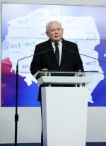 Poparcie wzrosło, a mandatów tyle samo. Na zdjęciu prezes PiS Jarosław Kaczyński przemawia  po ogłoszeniu wyników wyborów  