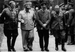Gen. H. Guderian uważał, że „obok Himmlera Bormann był najbardziej złowrogim członkiem świty Hitlera”. Na zdjęciu: Bormann (w pierwszym rzędzie, pierwszy z prawej) towarzyszy Hitlerowi i Göringowi 