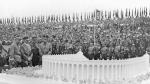 Adolf Hitler ogląda makietę Deutsches Stadion – gigantycznego  stadionu zaprojektowanego przez Alberta Speera, który miał należeć do kompleksu budynków wchodzących w skład terenu zjazdów NSDAP  w Norymberdze. Obiekt ten nigdy nie został zbudowany 