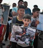 Kurdyjscy uchodźcy protestują w jednym z obozów w Grecji  przeciwko tureckiej ofensywie w Syrii  