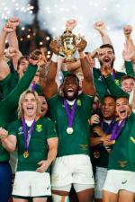 Radość rugbystów RPA. Z pucharem pierwszy czarnoskóry kapitan reprezentacji Siya Kolisi 