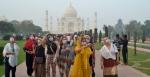 Turystki pod jednym z najbardziej znanych zabytków Indii – mauzoleum Tadż Mahal w Agrze 
