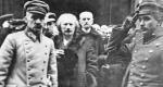Naczelnik Państwa Józef Piłsudski wraz z premierem Ignacym J. Paderewskim i ministrem spraw wewnętrznych Stanisławem Wojciechowskim opuszczają budynek Sejmu RP 