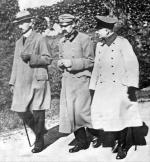 Kazimierz Sosnkowski, Józef Piłsudski oraz oficer armii niemieckiej Schlossmann w czasie spaceru na terenie twierdzy w Magdeburgu 