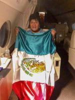 Evo Morales w drodze do Meksyku na pokładzie meksykańskiego samolotu wojskowego i z meksykańską flagą w ręku 