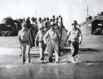 Generał Douglas MacArthur (w środku) dociera na Leyte, Wyspy Filipińskie 