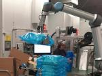 Dzięki robotowi współpracującemu pracownicy firmy Plus Pack przenoszą  o 145 kg mniej produktów na godzinę
