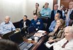 Prezydent Barack Obama i członkowie gabinetu oglądają w podziemiach Białego Domu bezpośrednią relację z operacji „Trójząb Neptuna” 