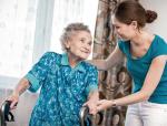 Przy wyborze domu opieki dla seniora warto sprawdzić, czy rodzina może odwiedzać go codziennie  
