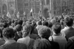 ≥Niezależne od władzy komunistycznej obchody 15 marca (rocznica węgierskiego powstania narodowego i walki o wolność 1848-1849 r.) zorganizowane przez nowe partie opozycyjne, Plac Wolności, przed siedzibą Telewizji Węgierskiej, Budapeszt, 15 marca 1989 r.