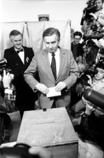 <Pierwsze wolne,  demo- kratyczne wybory parlamen- tarne na Węgrzech po 1945 r.  25 marca 1990 r., głos oddaje József Antall