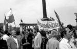 Polacy  na placu Bohaterów  w Budapeszcie,  16 czerwca 1989 r. 