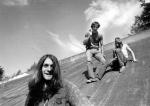 Istniała presja ze strony Sub Pop i sceny grunge’owej, by grać muzykę rockową – wspominał nagrywanie debiutanckiego albumu „Bleach” Kurt Cobain (pierwszy z lewej).  Na zdjęciu z 1990 roku w towarzystwie basisty Krista Novoselica i perkusisty Chada Channinga, którego później zastąpił Dave Grohl