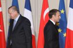 Analiza Emmanuela Macrona (z prawej) stanu NATO jest „chora” – uważa prezydent Turcji Tayyip Erdogan (z lewej). W Paryżu uznano to za obelgę  