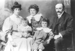Charles Adrien Ladislas Dirac i Florence Hannah Dirac z trojgiem swoich dzieci: najmłodszą Betty, Paulem i najstarszym Reginaldem Charles'em Félixem 