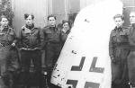 Polscy piloci Dywizjonu 308. stoją przy skrzydle zestrzelonego niemieckiego myśliwca Fw 190 
