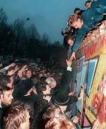 9 listopada 1989 r. Helmut Kohl przerwał wizytę w Polsce i przybył pod mur berliński 