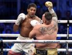 Anthony Joshua (z lewej) zachował spokój w walce na dystans i nie pozwolił, by Andy Ruiz zrobił mu krzywdę w zwarciu 