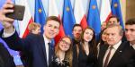 Minister kultury Piotr Gliński podobnie jak inni członkowie rządu PiS otacza się młodymi ludźmi 