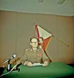 Generał Wojciech Jaruzelski przygotowuje się do wygłoszenia przemówienia obwieszczającego wprowadzenie stanu wojennego 13 grudnia 1981 r. 