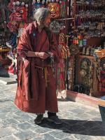 Lhasa. Zewsząd widać i słychać podążających do miejsc świętych Tybetańczyków. To w większości nomadzi. Przywiązani do tradycji, więc zwykle po swojemu ubrani. Buddyjski różaniec – obowiązkowy