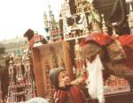 W latach osiemdziesiątych szopkarzy odwiedził święty Mikołaj.  Rozdawał dzieciom niedostępne w sklepach cukierki 