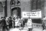 Nazistowska propaganda wyborcza pod jednym z kościołów. Wybory w Berlinie, 23 lipca 1933 r. 
