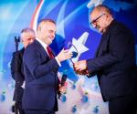 SOLGAZ okazał się najlepszą firmą IV Forum Przemysłowego w Karpaczu. Nagrodę z rąk Cezarego Przybylskiego  (z prawej) odbiera prezes firmy, Ireneusz Bartnikowski 