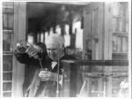 Thomas Alva Edison (1847–1931) podczas eksperymentów w swoim laboratorium 
