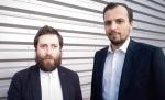 Założyciele spółki Ius.ai  (od lewej:  Adam Zadrożny  i Maciej Troć) wprowadzają sztuczną inteligencję do polskich sądów.
