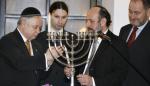 Prezydent Lech Kaczyński  i naczelny rabin Polski Michael Schudrich zapalają chanukowe świece  