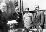 Od lewej: dyr. działu prawnego niemieckiego MSZ Friedrich Gauss, niemiecki minister spraw zagranicznych Joachim von Ribbentrop, Józef Stalin oraz minister spraw zagranicznych ZSRR Wiaczesław Mołotow