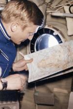 Mirosław Hermaszewski, pierwszy Polak z kosmosu oglądający Ziemię i porównujący ją z mapą 