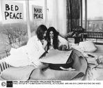 John Lennon i Yoko Ono podczas amsterdamskiej odsłony wolnego od przemocy, pokojowego protestu w marcu 1969. Drugi antywojenny performans odbył się w Montrealu. Łącznie spędzili tak dwa tygodnie