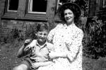 Dziewięcioletni John z mamą Julią w 1949 r. Matka zginęła przejechana przez samochód, gdy miał 18 lat