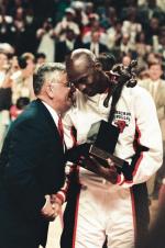 Michael Jordan porwał tłumy, David Stern dał mu odpowiednią scenę. Wręczenie nagrody dla najlepszego gracza sezonu,  hala United Center w Chicago, 21 maja 1996 r. 