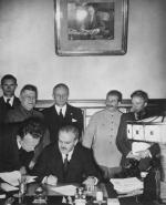 Traktat o granicach i przyjaźni III Rzeszy i ZSRR, nazywany II paktem Ribbentrop-Mołotow, a także IV rozbiorem Polski, został podpisany w Moskwie 28 września 1939 r. Na pierwszym planie: Wiaczesław Mołotow, za nim stoją m.in. Joachim von Ribbentrop i Józef Stalin 